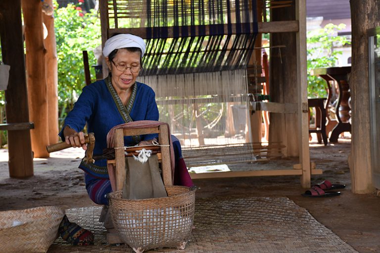 หมู่บ้าน OTOP เพื่อการท่องเที่ยว...กลุ่มวิสาหกิจชุมชน กลุ่มทอผ้าบ้านดอนไชย